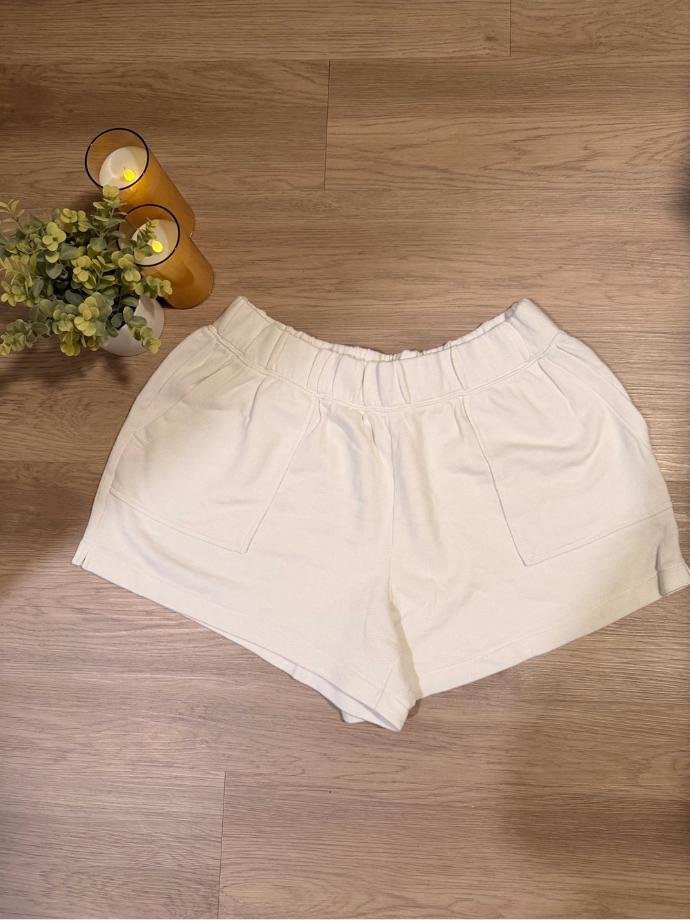 Aerie Women's white Elastic-Waist Casual Shorts